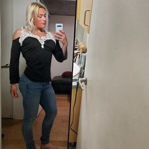 Blouse with lacey neck